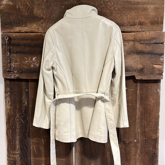 Women’s White Cream leather jacket by Danier Leather. Petite size US 0-2 - Picture 4 of 12